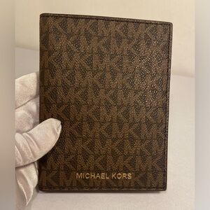 MICHAEL KORS Jet Setter Passport Wallet Like New Condition w/ Credit Card Slots